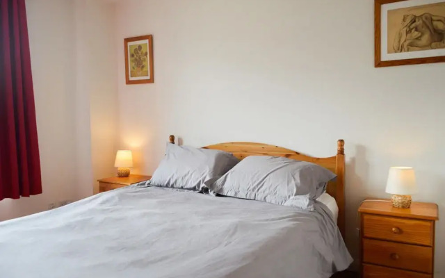 Modern 1 Bedroom Apartment With Balcony