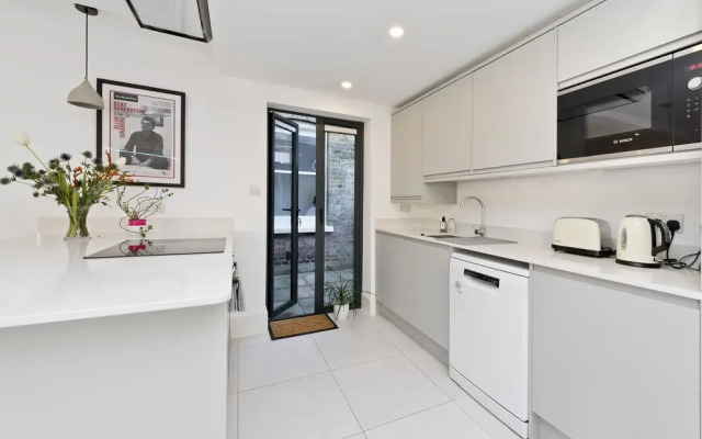 Superb Maisonette With Patio Garden Close to Battersea Park by Underthedoormat