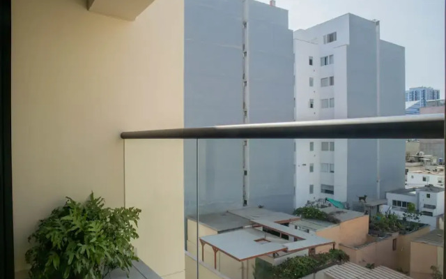 w Striking 1BR w Perfect Balcony Near Kennedy Park