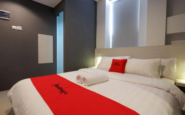 RedDoorz Plus near Ciputra Mall Simpang Lima