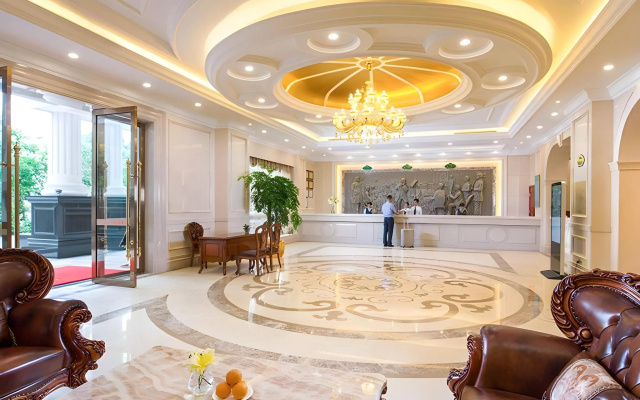 Vienna International Hotel (Shenzhen Bantian Yangmei Metro Station)