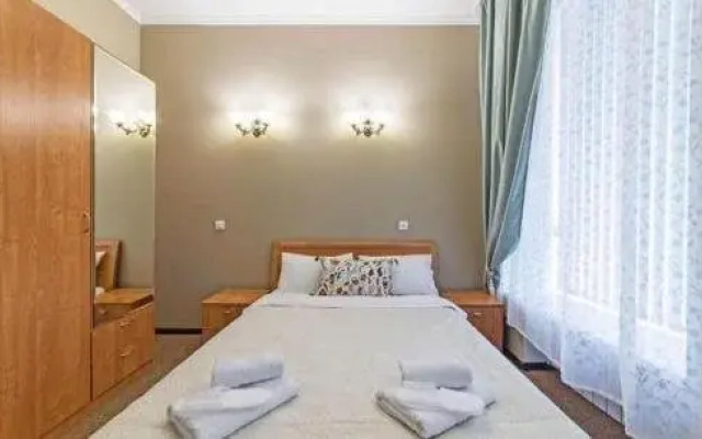 Anichkov Bridge Living Quarters