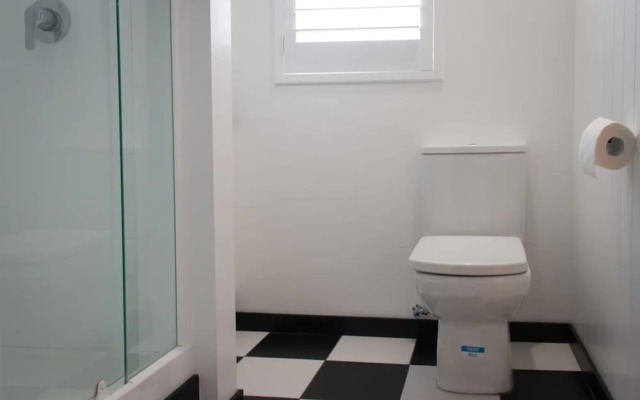 Stylish 2 Bed Art Deco Apartment