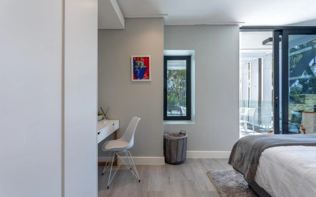 Trendy 2 bedroom apartment in Greenpoint, Cape Town.