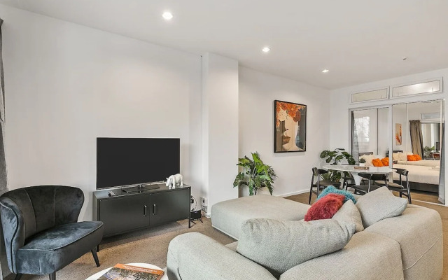 Zodiak Central 2 BR Apt Free Parking Gym