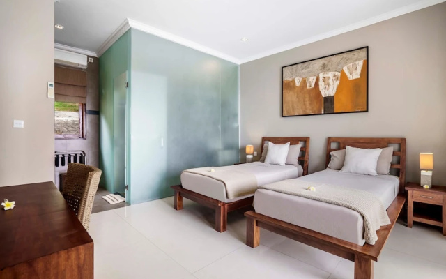 Villa Eden Roc by Alfred in Bali - Luxury Beachfront 3BR Villa With Infinity Pool Amed – Guest Rooms – Bunutan