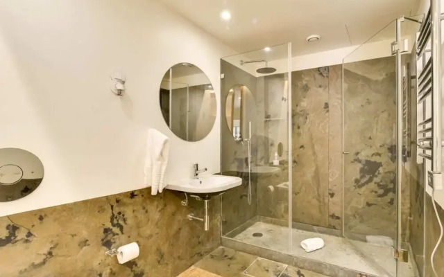 New Apartment With Easy Access in Traditional Area of Lisbon