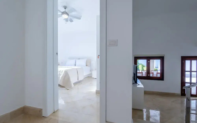 Beachfront 7BR Villa with Pool & Maid