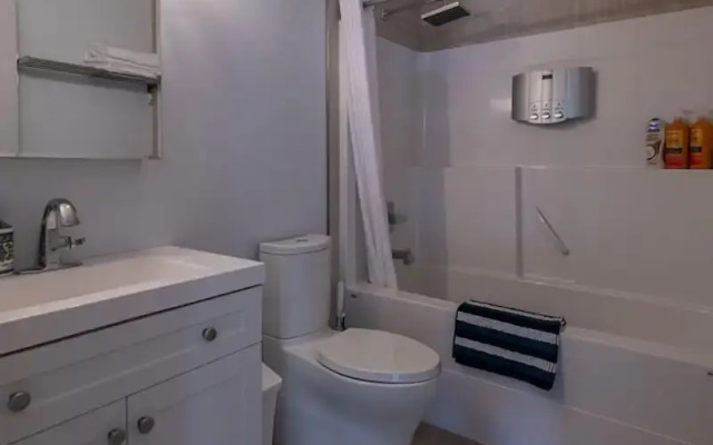 P1 - Private Hot Tub - 3 Bedroom Home - Mountain View
