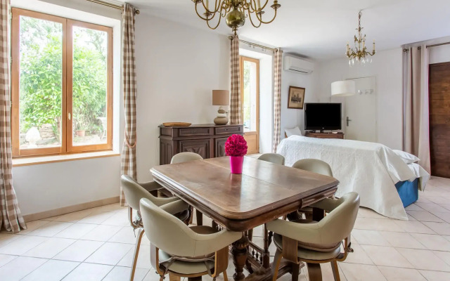 Tranquil holiday home in Cébazan with private pool