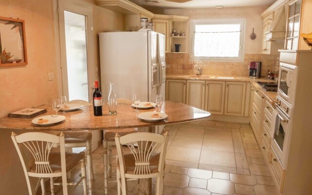 Fabulous Holiday Home With Swimming Pool in Narbonne