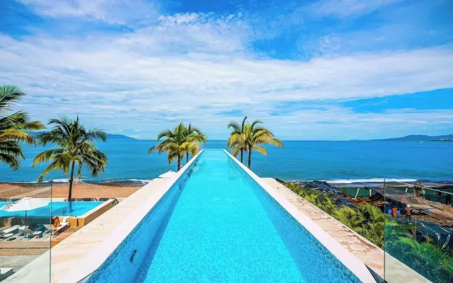 Oceanfront 1BR with Balcony & Pool