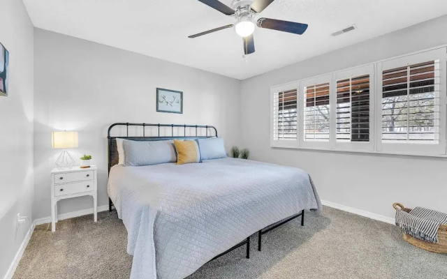 Bright Stylish Condo w/ Balcony