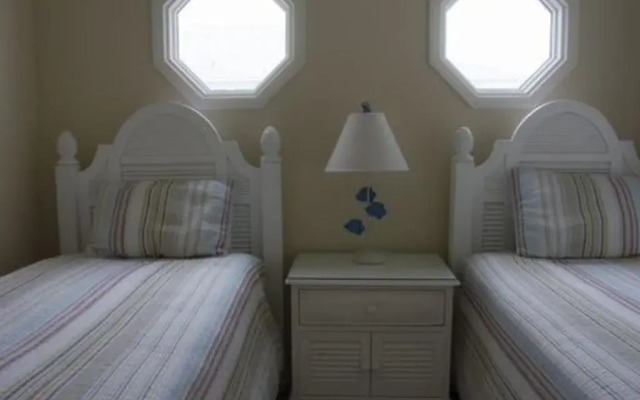 Sandy Toes 3 Bedroom Home by RedAwning