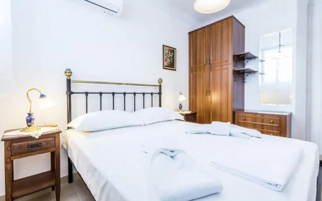 Neoclassical apartment with 3 bedrooms in Piraeus