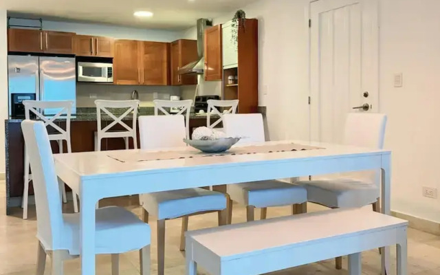 Apartment w Pool and Ocean View in Punta Palmera