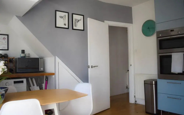 Cosy 1 Bedroom Modern Maisonette with Summertime Balcony