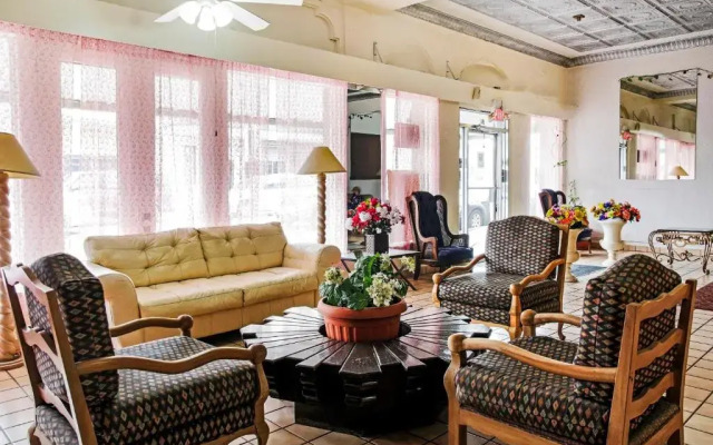 OYO Cameron Historic Hotel Brownsville I-69E