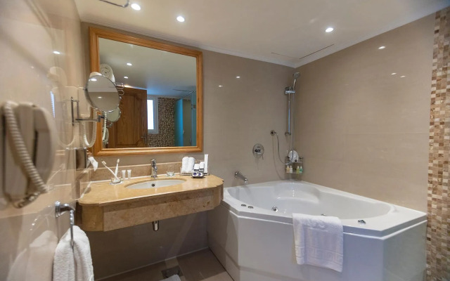 Royal Savoy Hotel & Villas