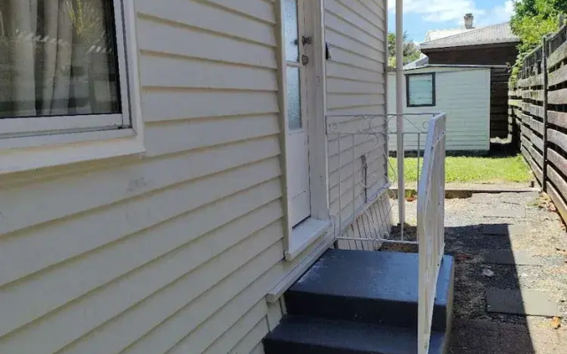 Small 2 bedroom flat 7a Rangiatea Road