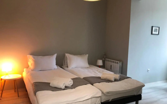 EU metro station, City Center, lovely 3-bedroom apartment, free parking