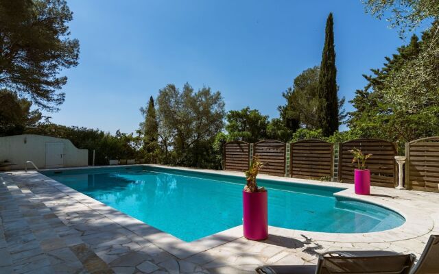 Spacious Villa in La Gaude With Swimming Pool