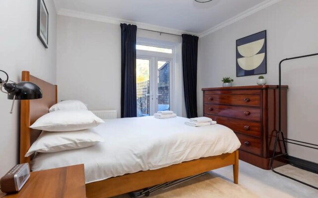 Stylish 2 Bedroom Flat With Large Private Garden