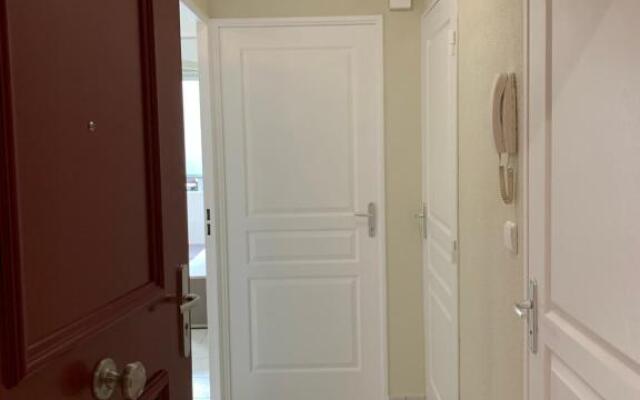 F2 rénové,lumineux avec balcon,parking et piscine