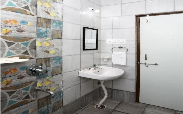 OYO 10061 Home 3BHK Modern Near Gulab Bagh