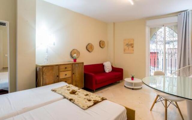 Gr0-Quiet Apartment, Private Backyard, Walk To Old Town