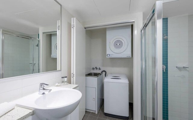 2BR Epic Views CBD 2 Cars Pool Wine Gym Netflix