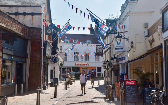 Boat House Centrally Located in the Sailing Mecca of Cowes