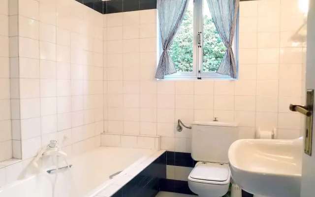 Glyfada Spacious Apartment Garden