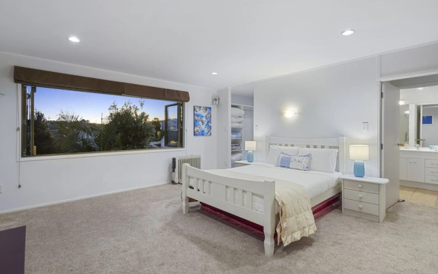 Spacious Family Home - Backyard-Mt-Views