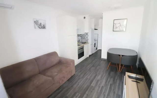 Superbe 2 pièce tout confort , PISCINE /AC/PARKING