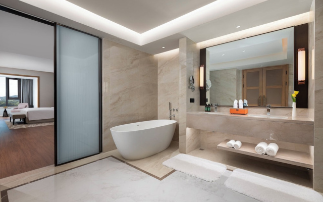 Crowne Plaza Xiangyang Fuchun Lakeside by IHG