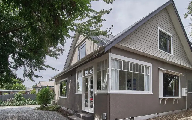 159 Yaldhurst Road Guest House