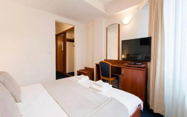 Hotel Pension De Lux