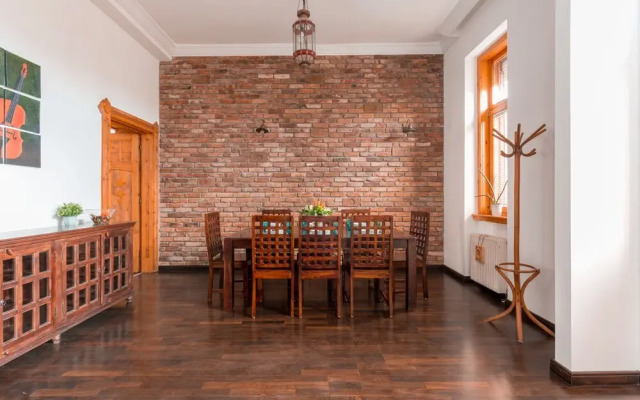 Supercentral Spacious Apartment