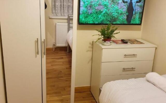Single Room G1 (Sandycroft Guest House)