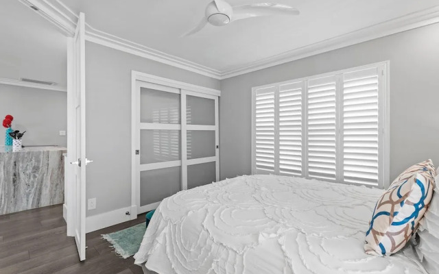 Colony Beach Club 250