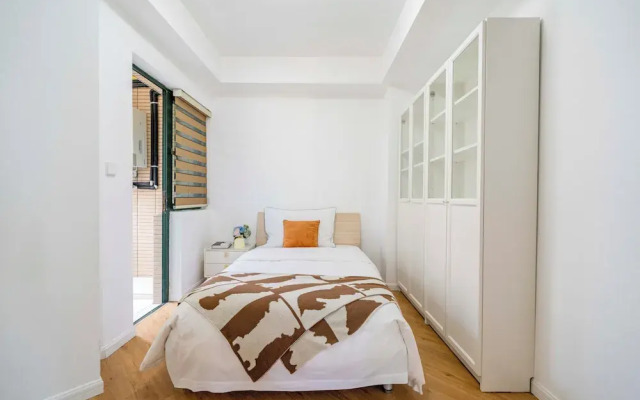 Tyms 4BR 2BA Apt Novel Garden