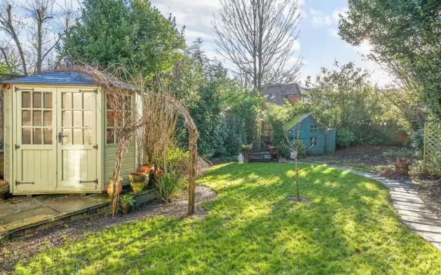 Cobham Home With Annex - Sleeps 6 - bbq & Fire pit