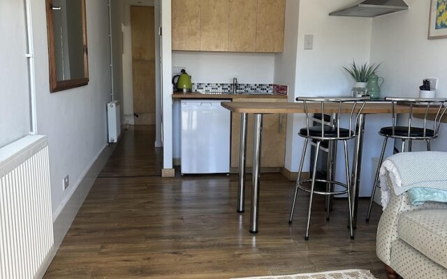 Cozy Coastal Lodge in Hayle