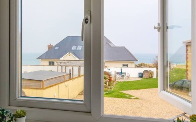 Lovely Selsey Apartment With sea Views Sleeps 4