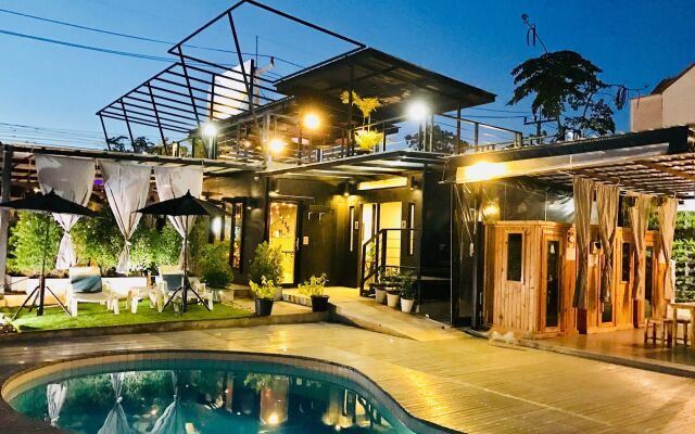 1715 House - White Rhino