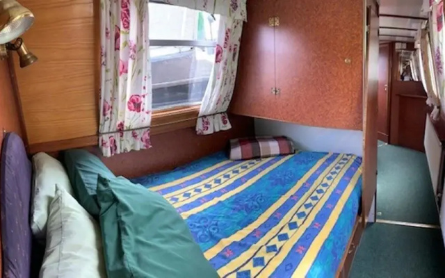 Stone - Boat - Sleeps 8 - Pet Friendly-85ws