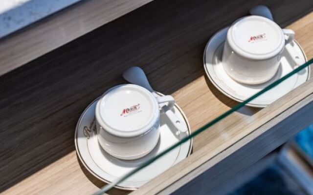 Doubletree Jingan Hotel (Shuangjiang County People's Government Branch)