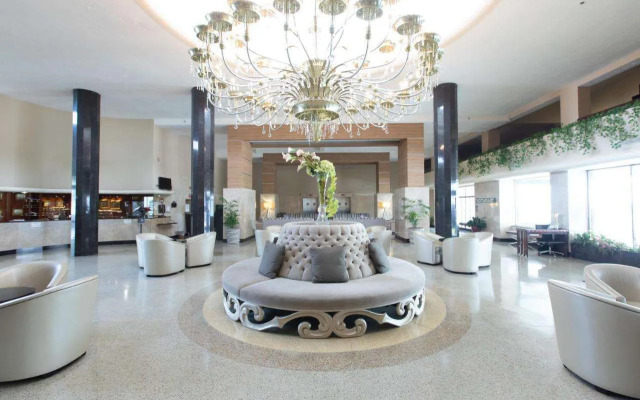 Sherry Frontenac Oceanfront Hotel