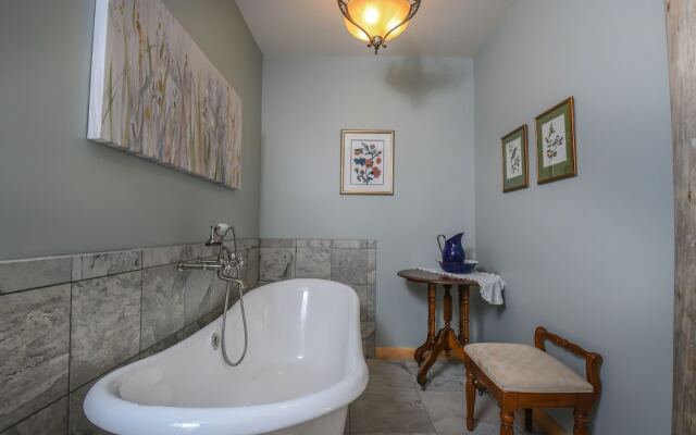 Boulder House 6 Bedroom House